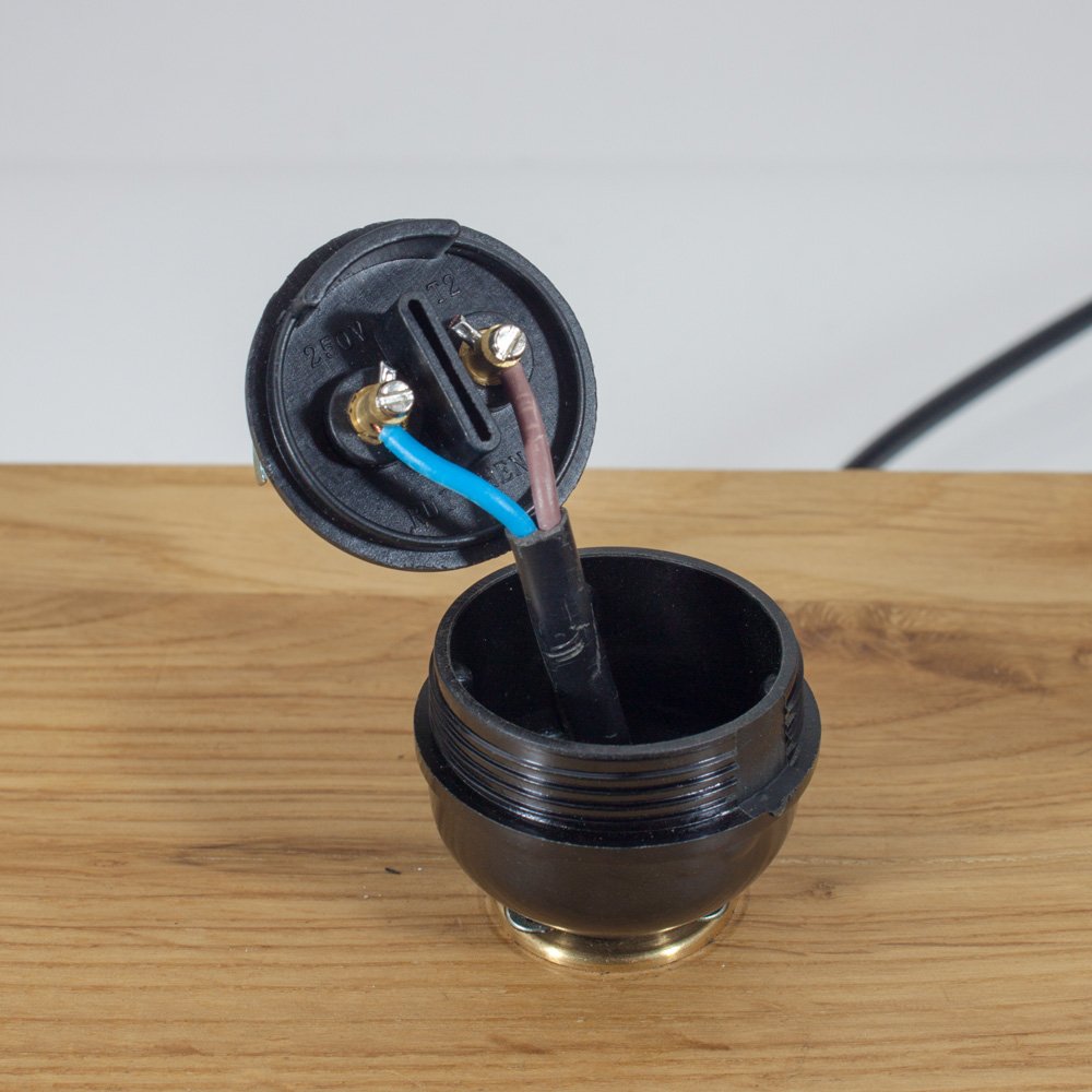 Installing the 40mm BC 4 Part Lampholder – picture 3